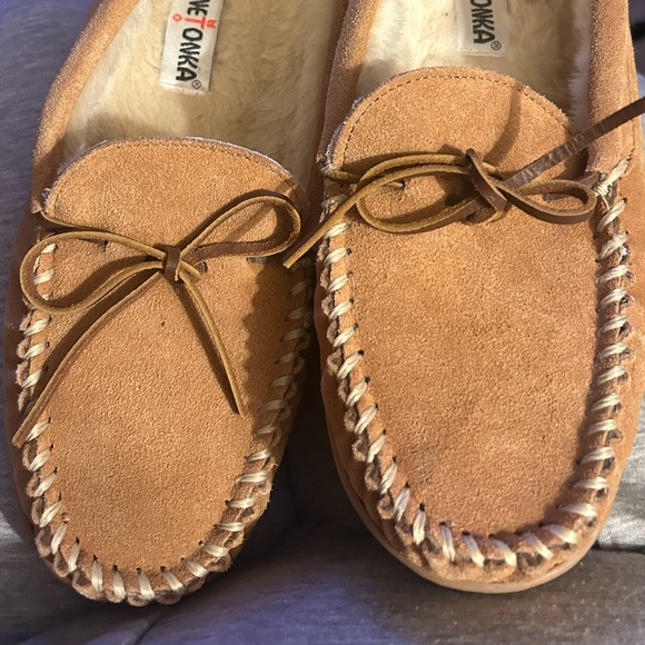 Minnetonka Women's Brown Suede Moccasins 10 - Picture 5 of 6